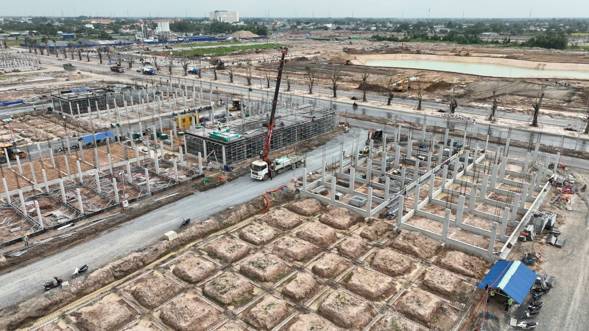Trên công trường Vinhomes Green City, nhiều khu nhà đã được dựng móng, đóng cọc.