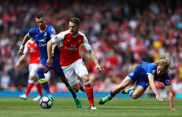 Liverpool,  Arsenal tranh ve du Champions Leagu anh 22