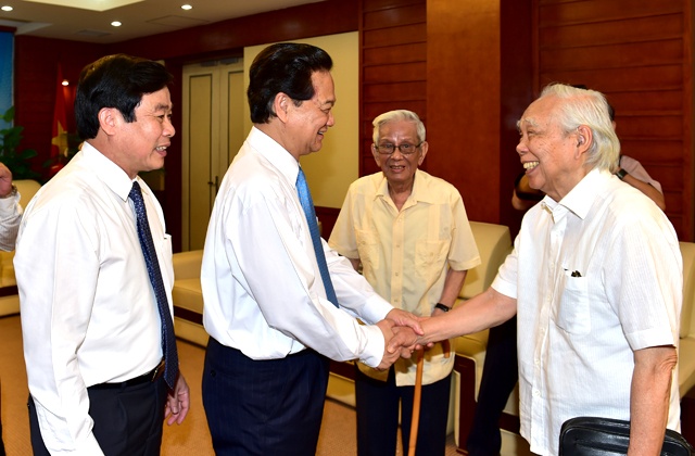 Thủ tướng với các nhà báo lão thành.