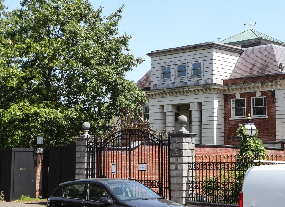 Ben trong khu biet thu sieu dat do bi bo hoang o trung tam London anh 7