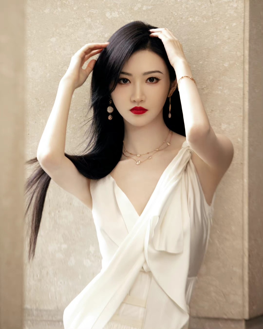 Nghe si Trung Quoc quang cao bua bai anh 2