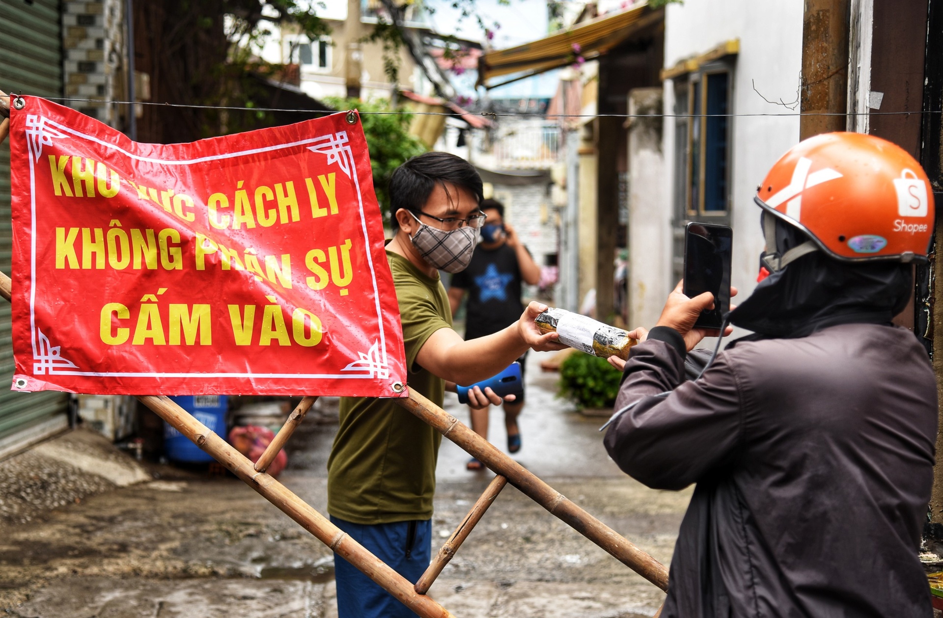 gian cach 1, 5 m chong dich anh 1