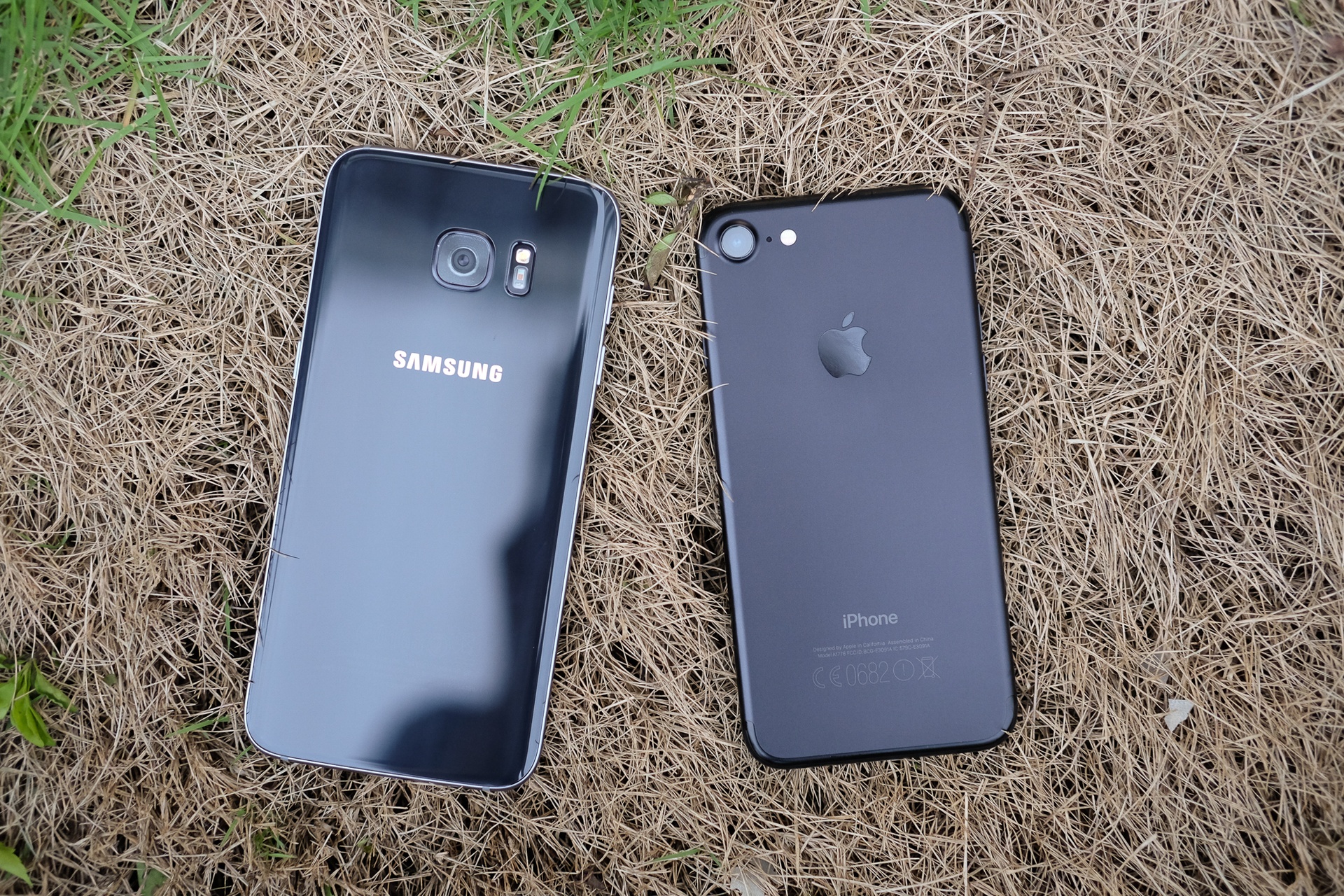 Galaxy S7 edge và iPhone 7 đọ dáng ảnh 2 Galaxy S7 edge va iPhone 7 do dang anh 2
