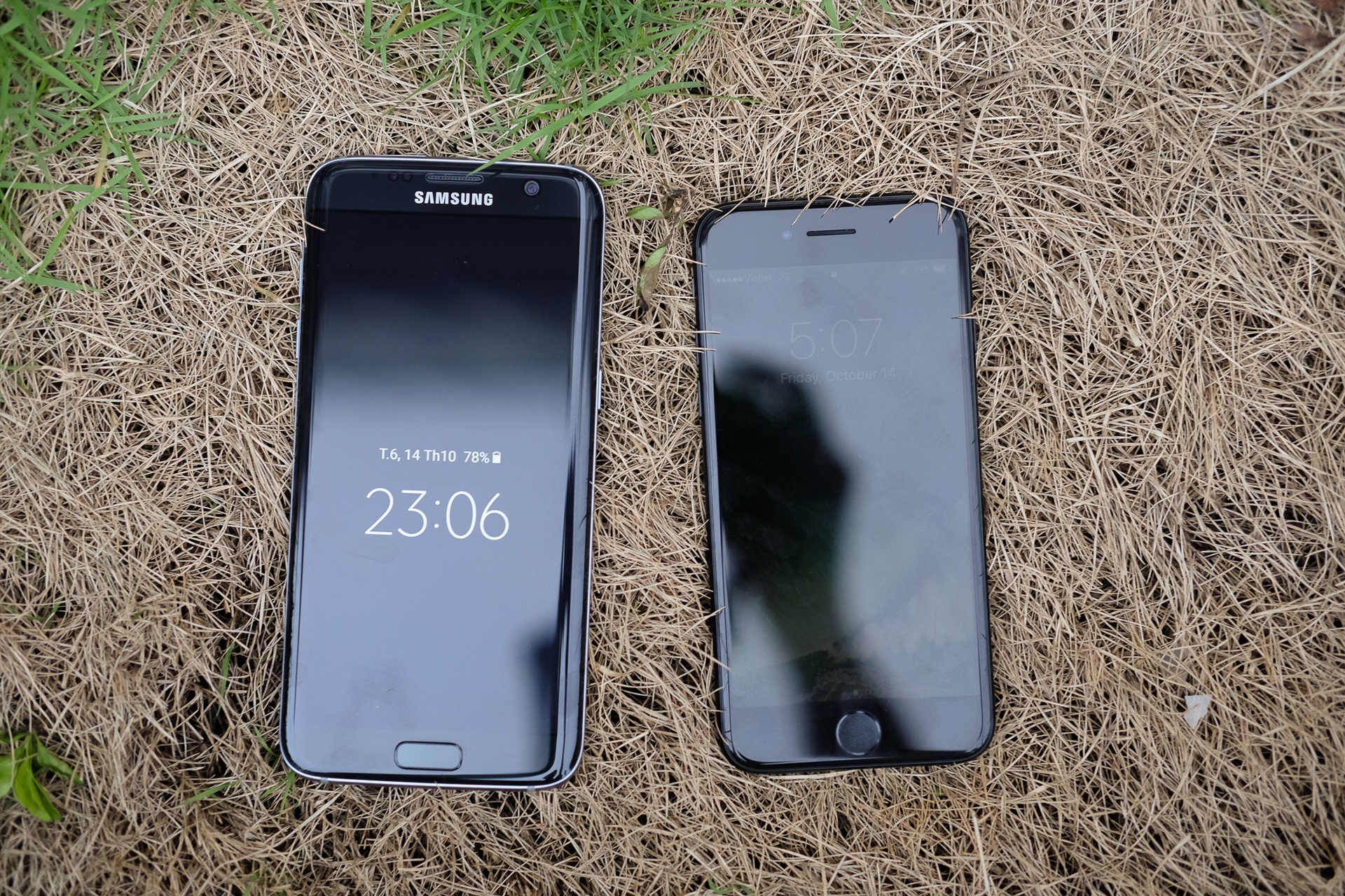 Galaxy S7 edge và iPhone 7 đọ dáng ảnh 1 Galaxy S7 edge va iPhone 7 do dang anh 1