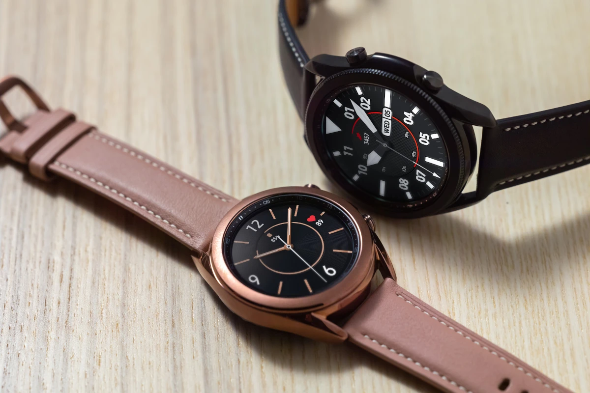 Can canh dong ho Samsung Galaxy Watch3 anh 1