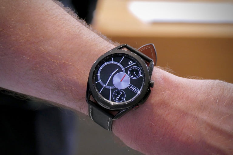 Can canh dong ho Samsung Galaxy Watch3 anh 2