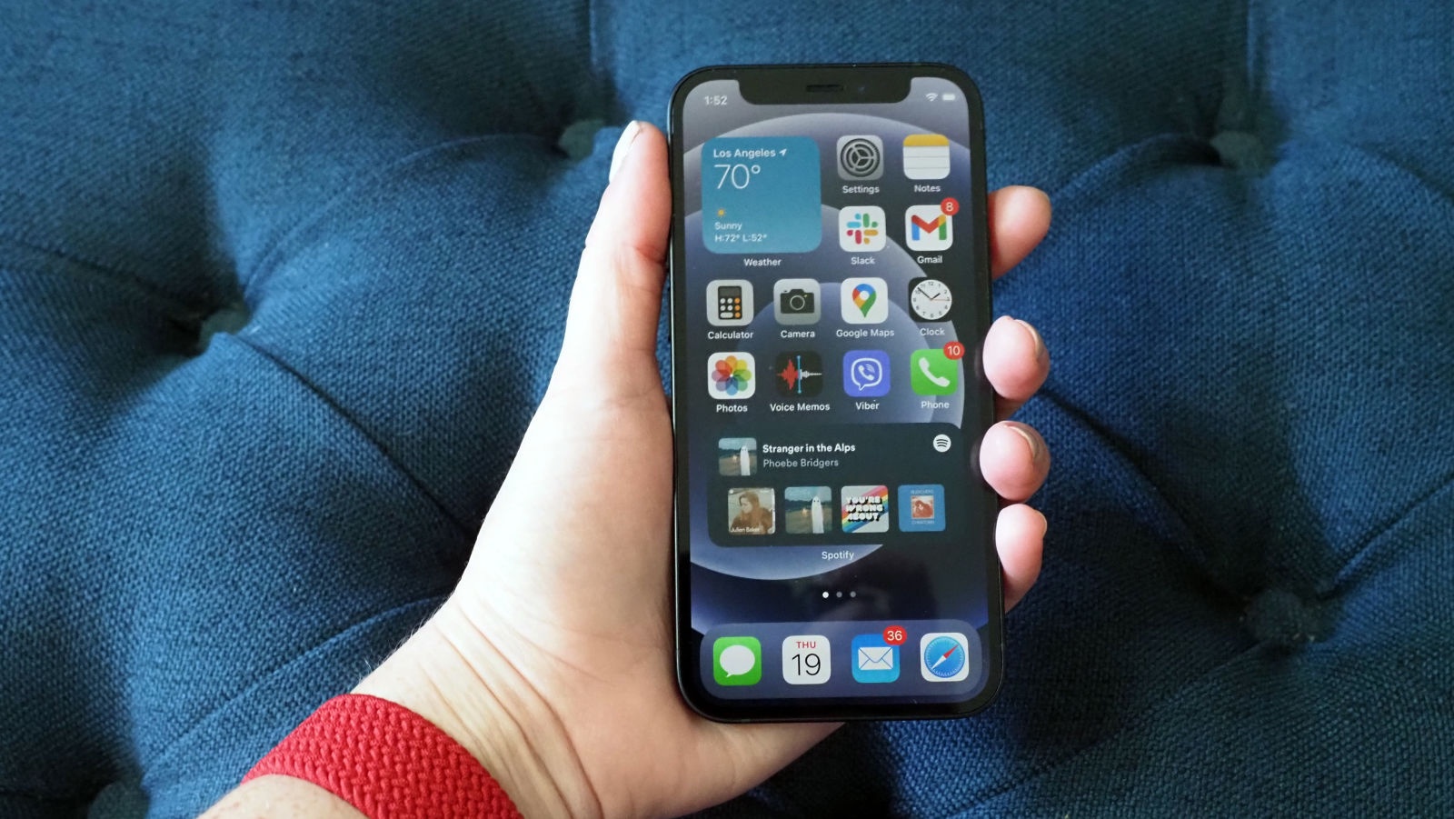 'Dung luong pin la thu khien toi khong chon mua iPhone 12 mini' anh 1