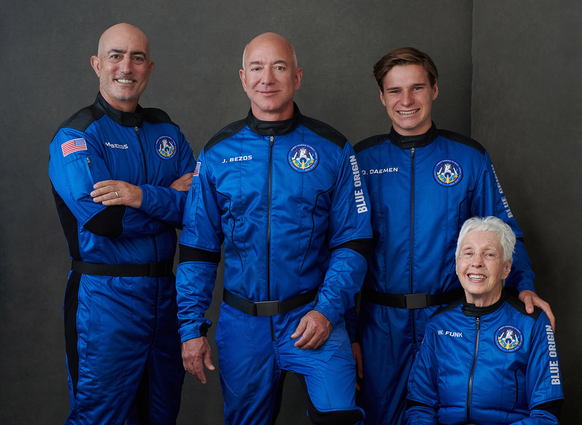 Jeff Bezos lan dau bay len ria vu tru anh 1