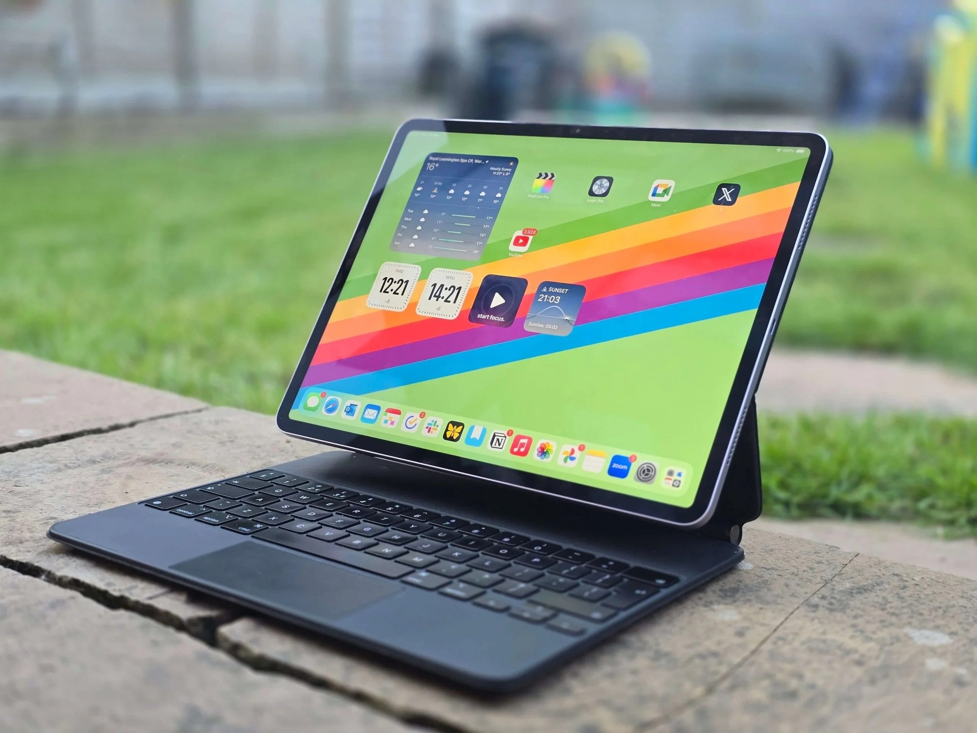 iPhone SE 4,  Powerbeats Pro 2 anh 3