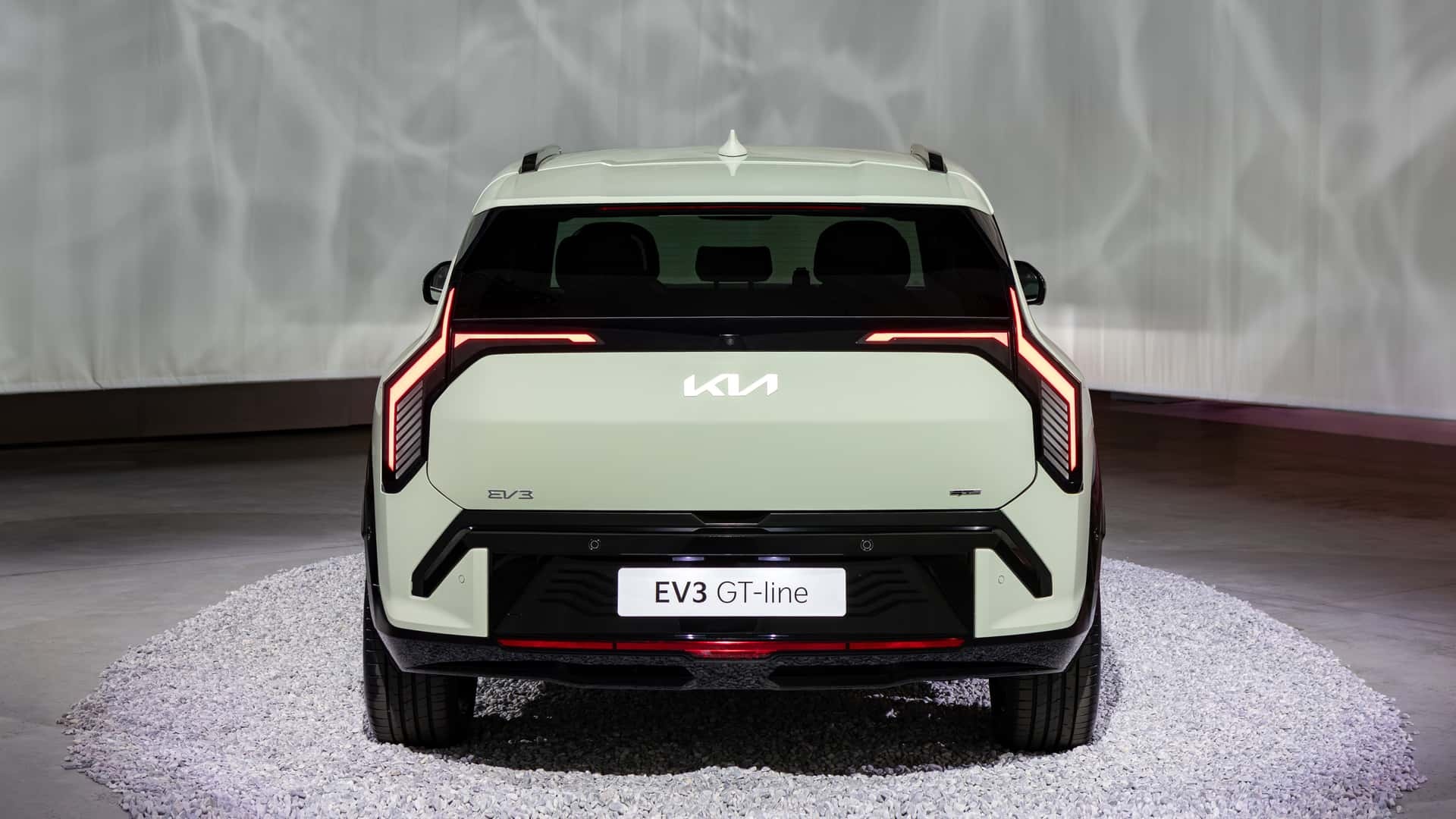 So kè Kia EV3 vừa ra mắt với xe điện của VinFast
