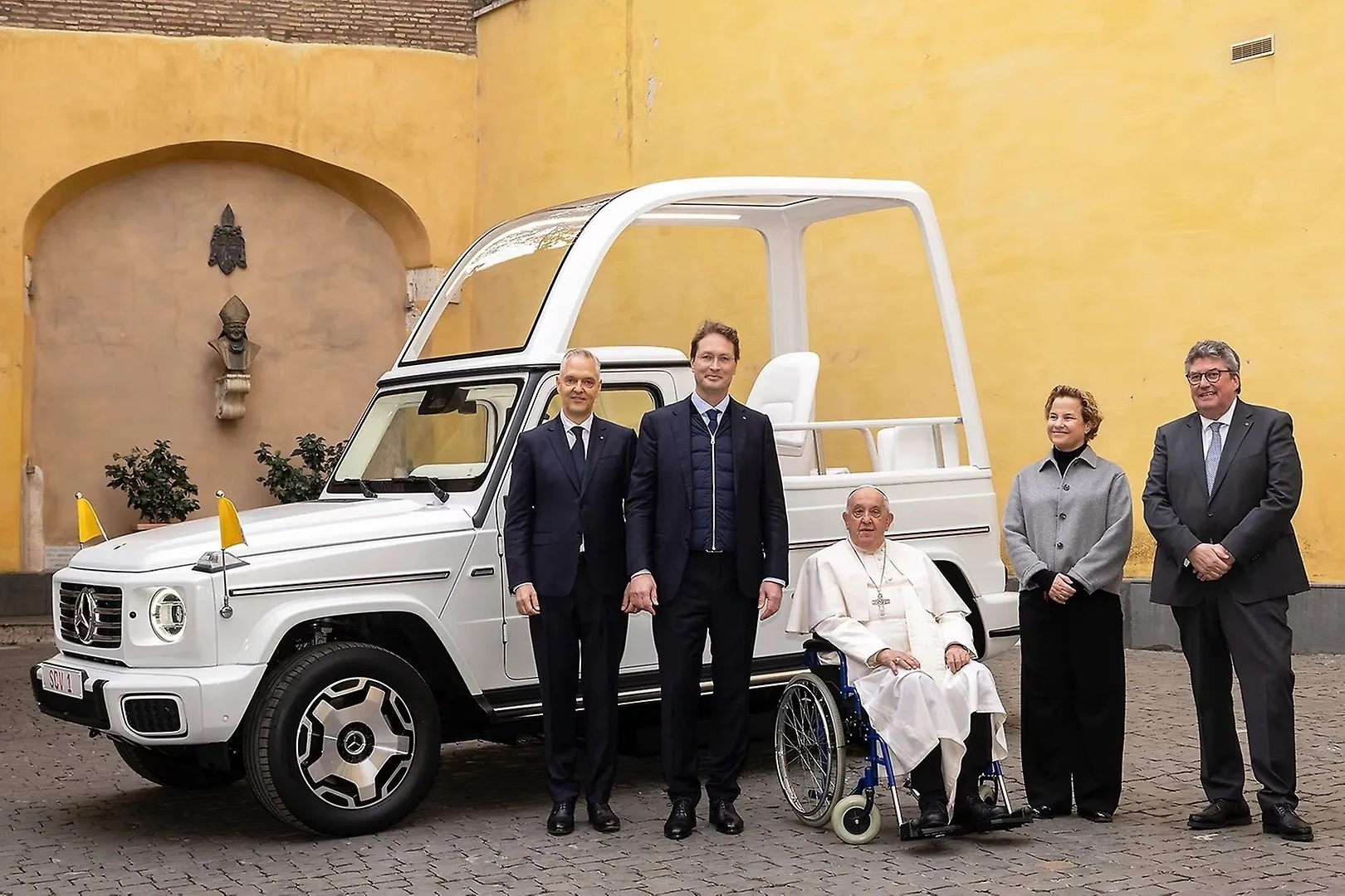 Popemobile anh 8