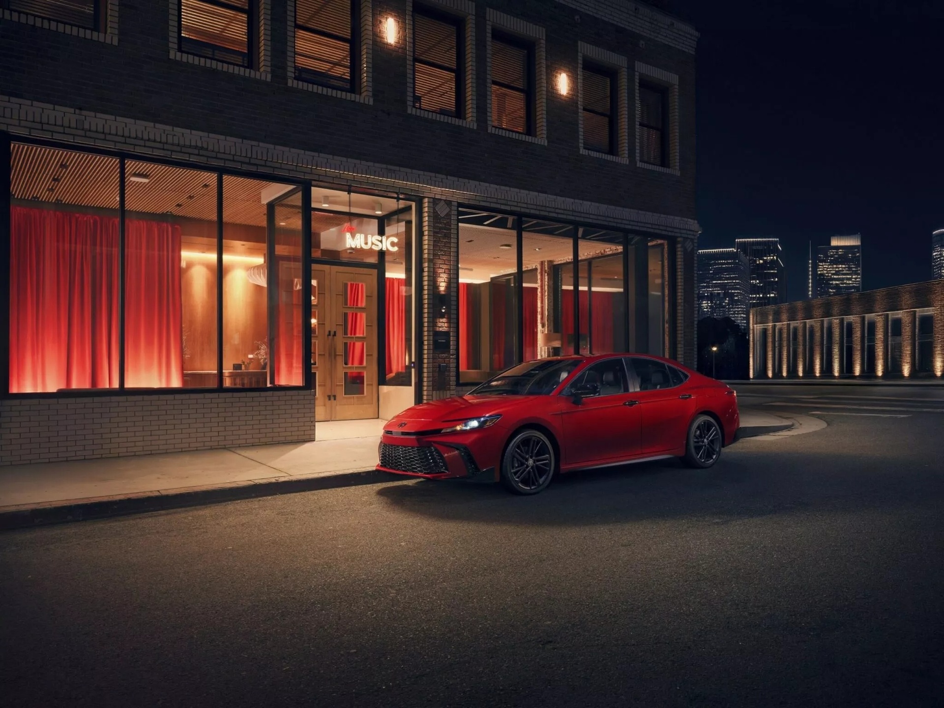 Toyota Camry 2026 bổ sung phiên bản bóng đêm huyền bí