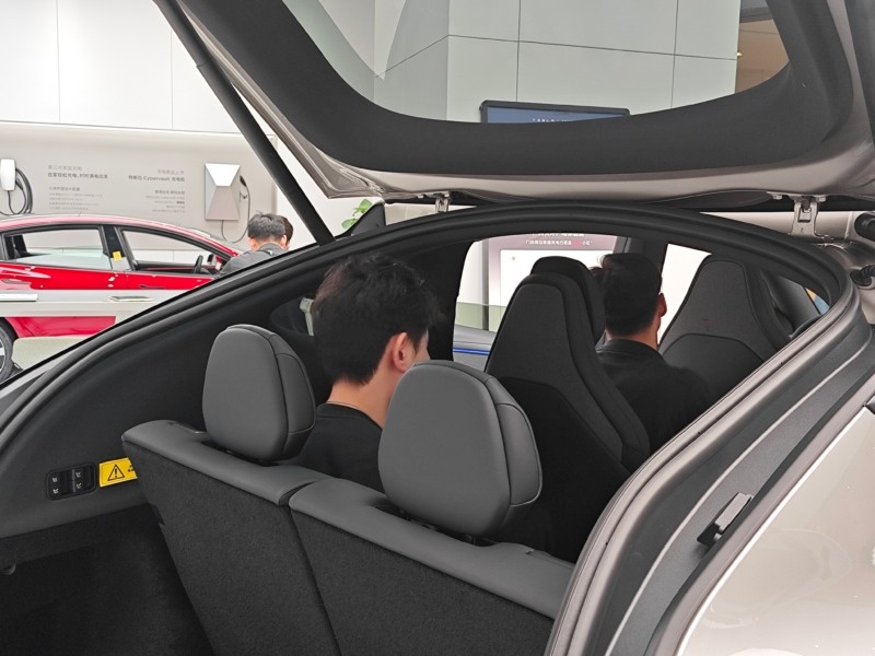 Tesla Model Y L anh 2