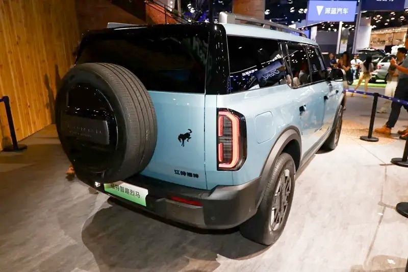 Ford Bronco anh 2