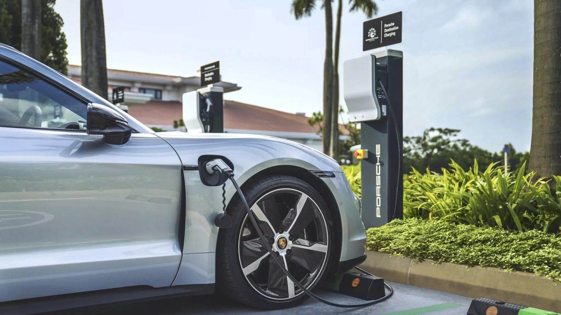 Porsche bi kien anh 1