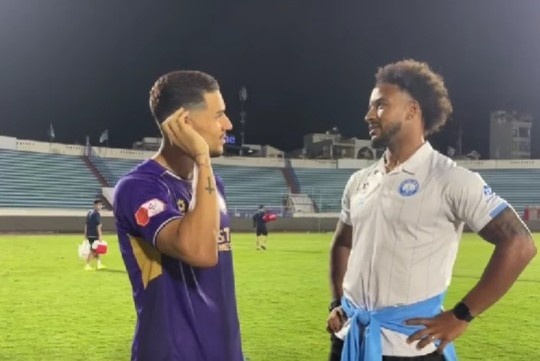 Nhận món quà từ Xuân Son, Đỗ Hoàng Hên gửi mật thư đến HLV Kim Sang Sik trước ngày ra mắt ĐT Việt Nam