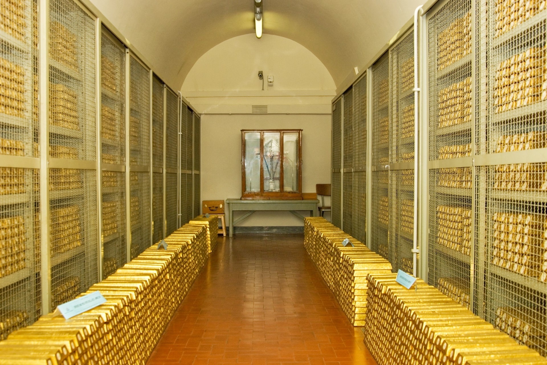 da tang cua vang,  nhu cau tru an,  vang tang nhanh,  bat on chinh tri,  cang thang My Trung anh 1