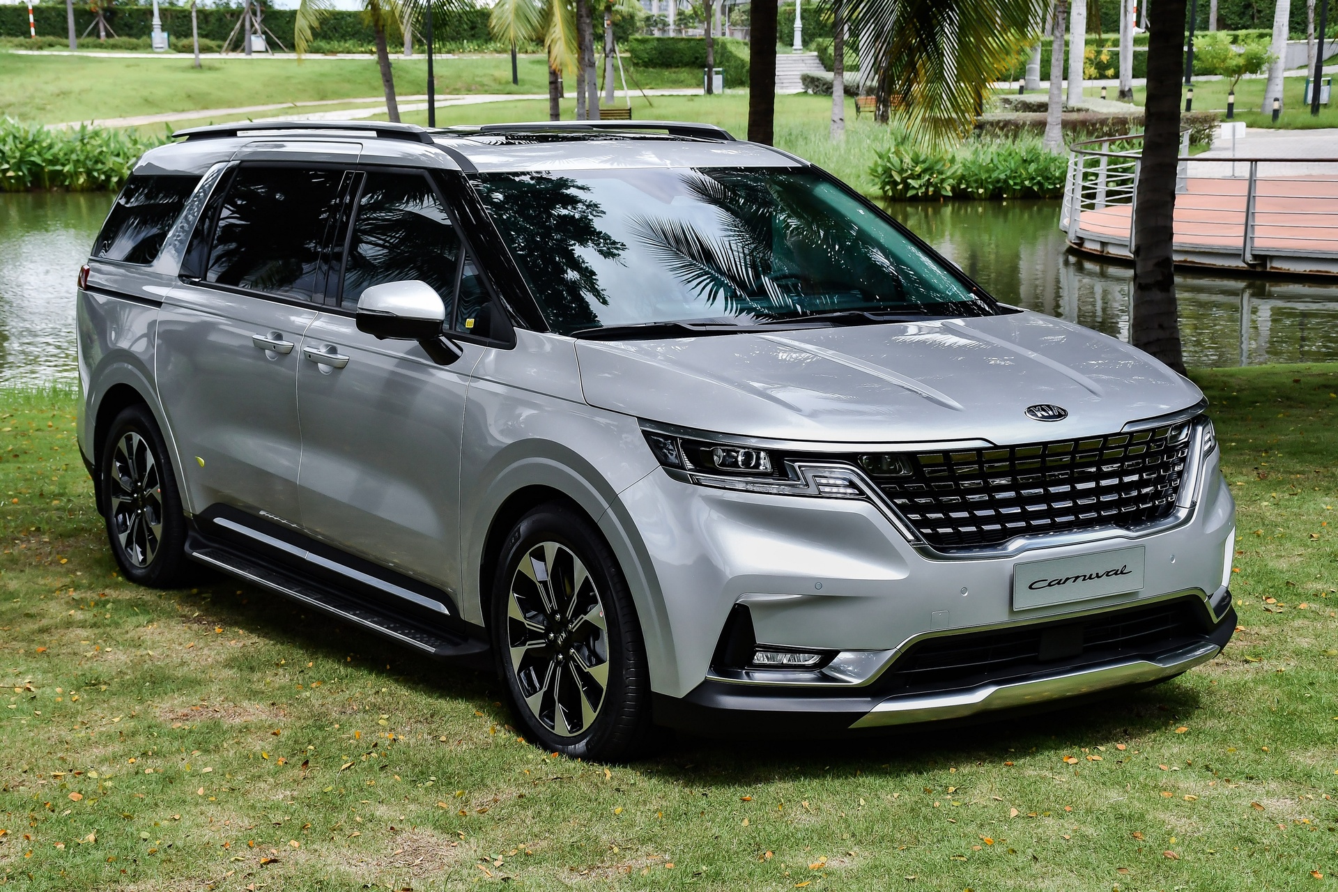 So sanh Kia Carnival va Hyundai Santa Fe anh 2