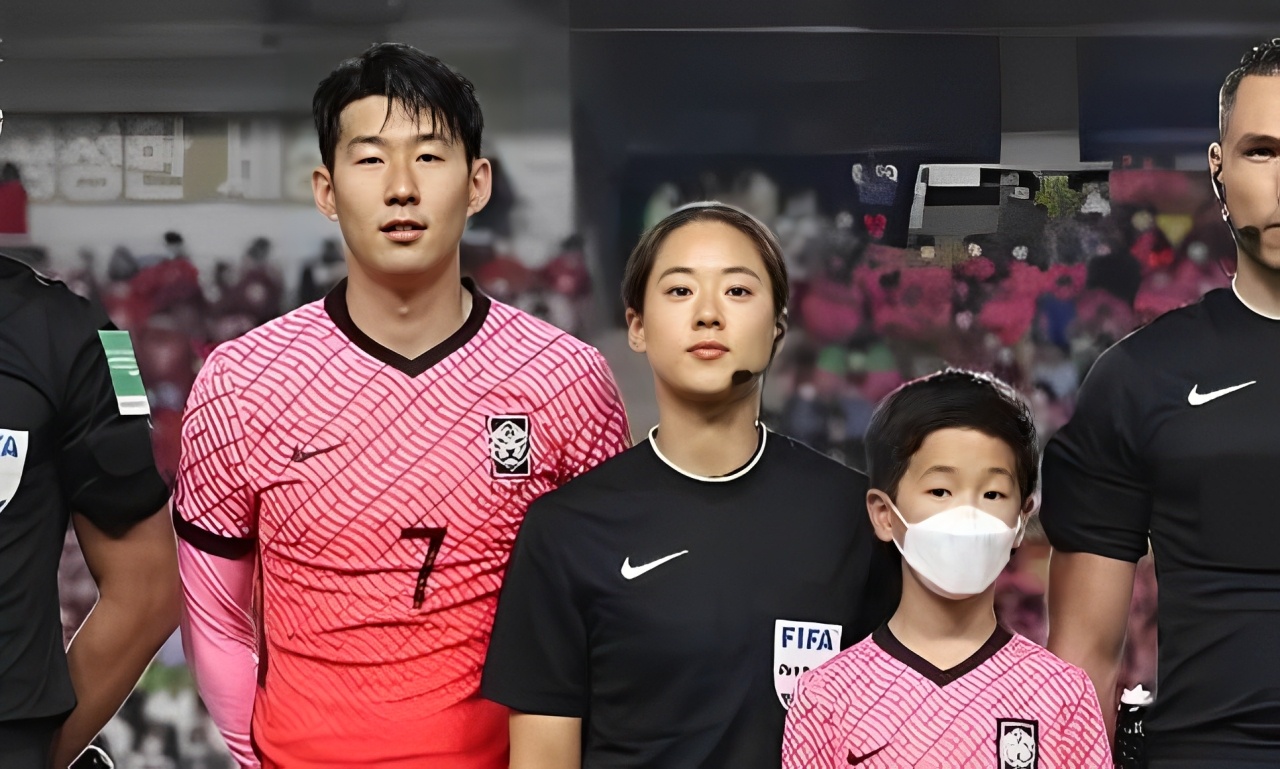 'Nữ trọng tài xinh nhất Hàn Quốc' bắt trận U17 Việt Nam - Australia 2 chung ket u17 Viet Nam anh 2