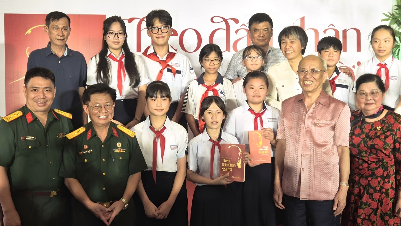 À travers l'ouvrage « Sur les traces du Président Hô Chi Minh », le professeur-docteur Trinh Quang Phu souhaite rendre vivants l’image humaine et l’idéal révolutionnaire du Président Hô Chi Minh, en particulier pour les jeunes générations, à travers les dialogues, les détails concrets et les paysages historiques. Photo : znews.vn À travers l'ouvrage « Sur les traces du Président Hô Chi Minh », le professeur-docteur Trinh Quang Phu souhaite rendre vivants l’image humaine et l’idéal révolutionnaire du Président Hô Chi Minh, en particulier pour les jeunes générations, à travers les dialogues, les détails concrets et les paysages historiques. Photo : znews.vn