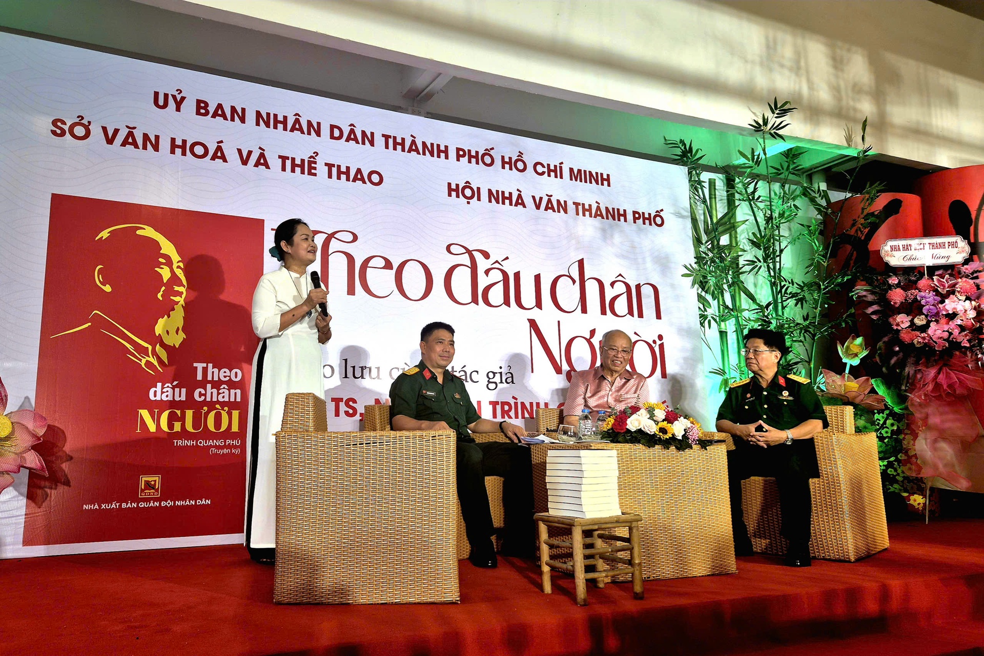 Lors de la rencontre entre le professeur-docteur Trinh Quang Phu et ses lecteurs fidèles à Hô Chi Minh-Ville. Photo : znews.vn