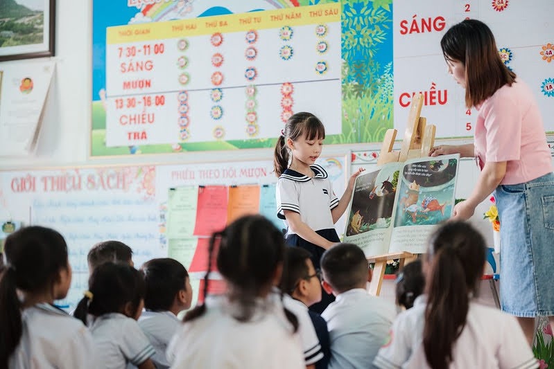 đọc sách ảnh 2