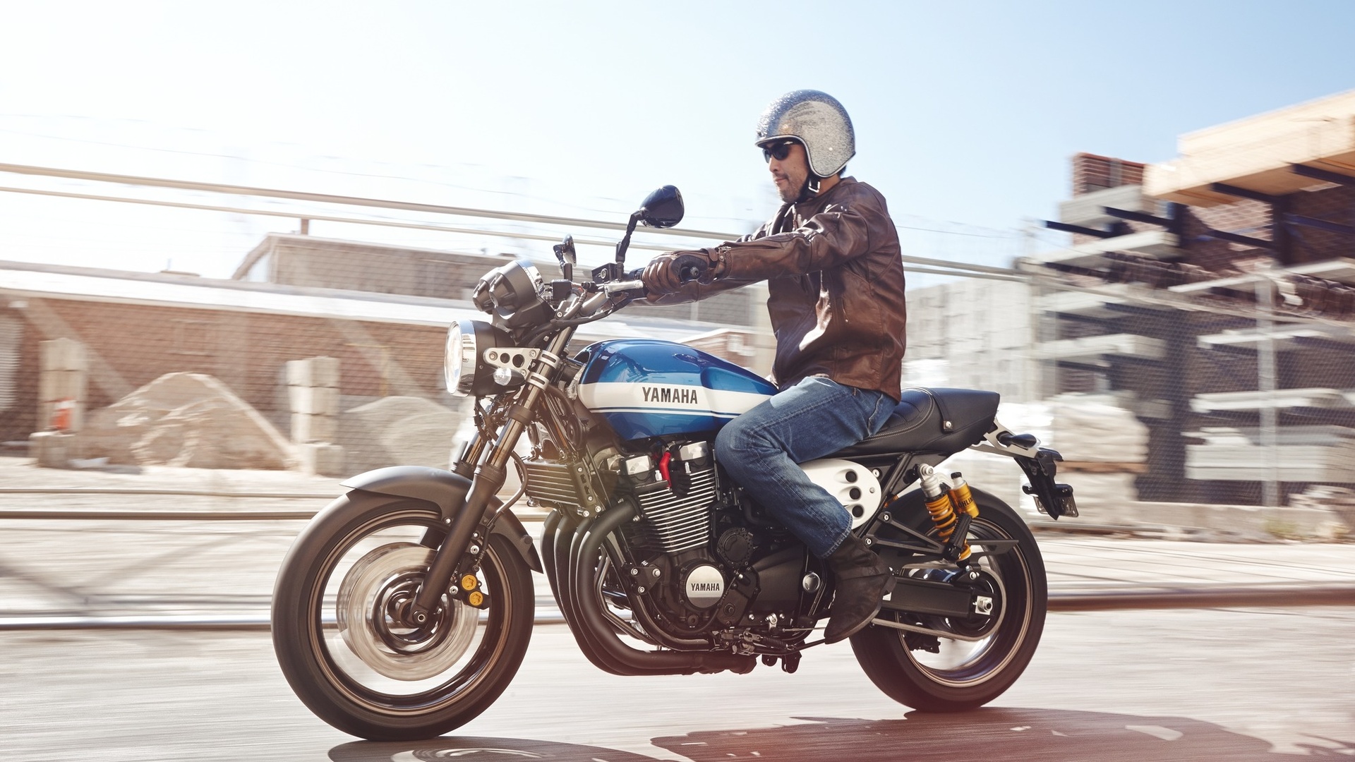 Yamaha XJR1300 mới là một trong những mẫu xe sử dụng động cơ có dung tích xi-lanh lớn nhất, làm mát bằng gió cưỡng bức đang bán trên thị trường. Phiên bả XJR1300 2015 được trang bị động cơ I-4, 1.251 phân khối, công suất 96,4 mã lực tại 8.000 vòng/phút và mô-men xoắn cực đại 108 Nm tại 6.000 vòng/phút