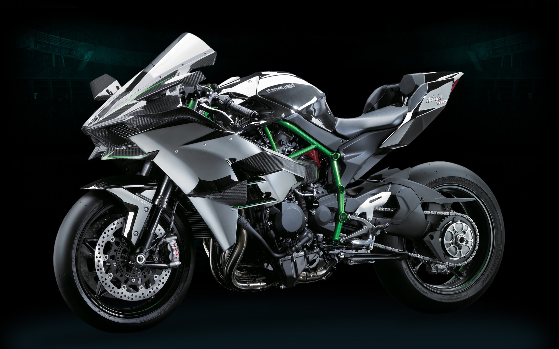 Ngoài BMW S1000RR, Kawasaki Ninja H2R cũng là cái tên thu hút nhiều sự chú ý tại kì triển lãm xe Intermot năm nay. Siêu mô tô mới nhất của hãng xe Nhật Bản được sản xuất dành riêng cho đường đua. Cung cấp sức mạnh cho xe là khối động cơ siêu nạp, 4 thì, 998 phân khối, 4 xi-lanh thẳng hàng, mang lại sức mạnh lên đến 300 mã lực. Do là sản phẩm được thiết kế riêng cho đường đua, H2R được loại bỏ nhiều chi tiết như hệ thống đèn, gương chiếu hậu… Tuy nhiên, phiên bản dành cho đường phố ra mắt trong thời gian tới sẽ có đầy đủ những các chi tiết kể trên. 