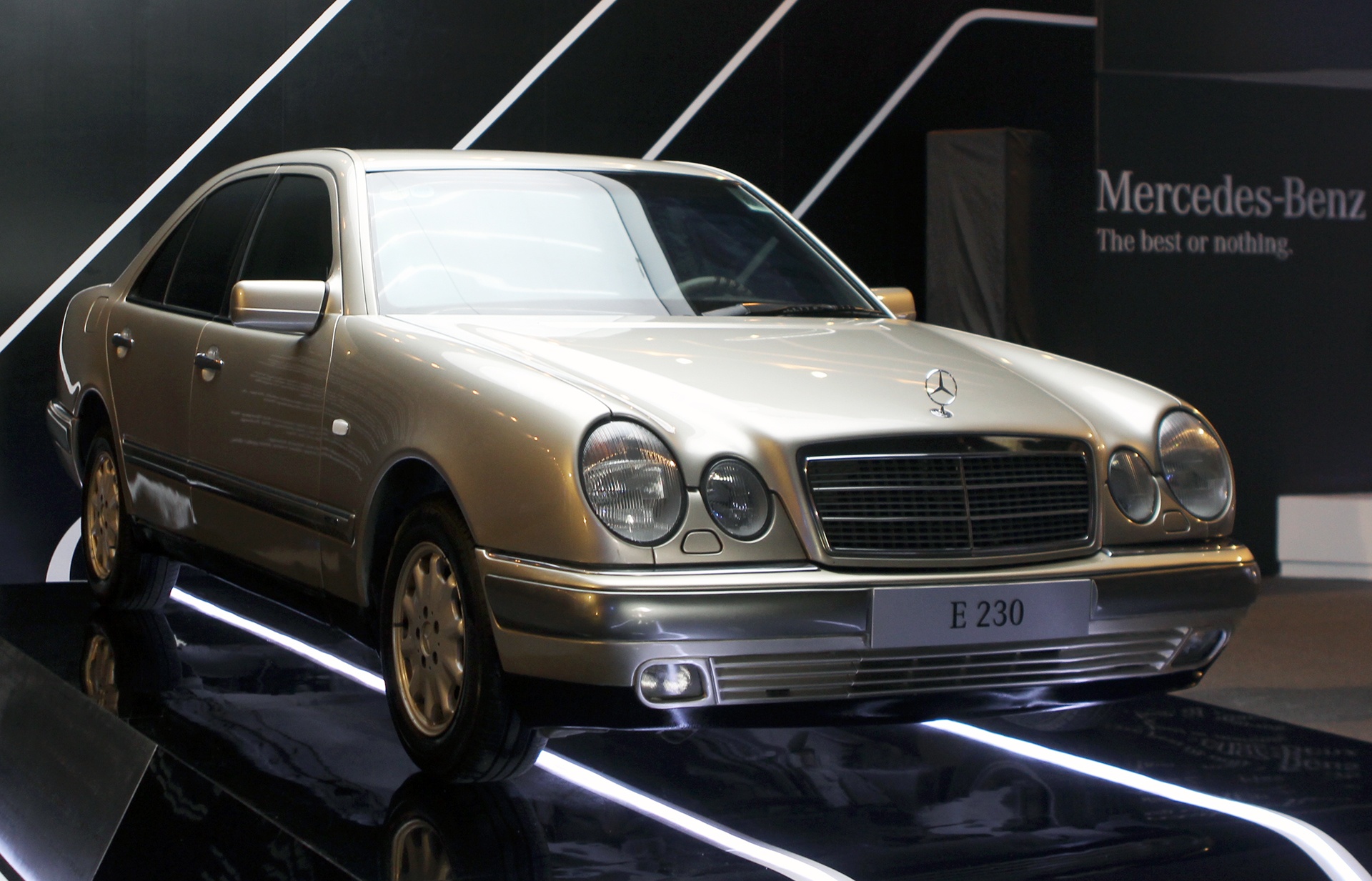 nha may Mercedes anh 1