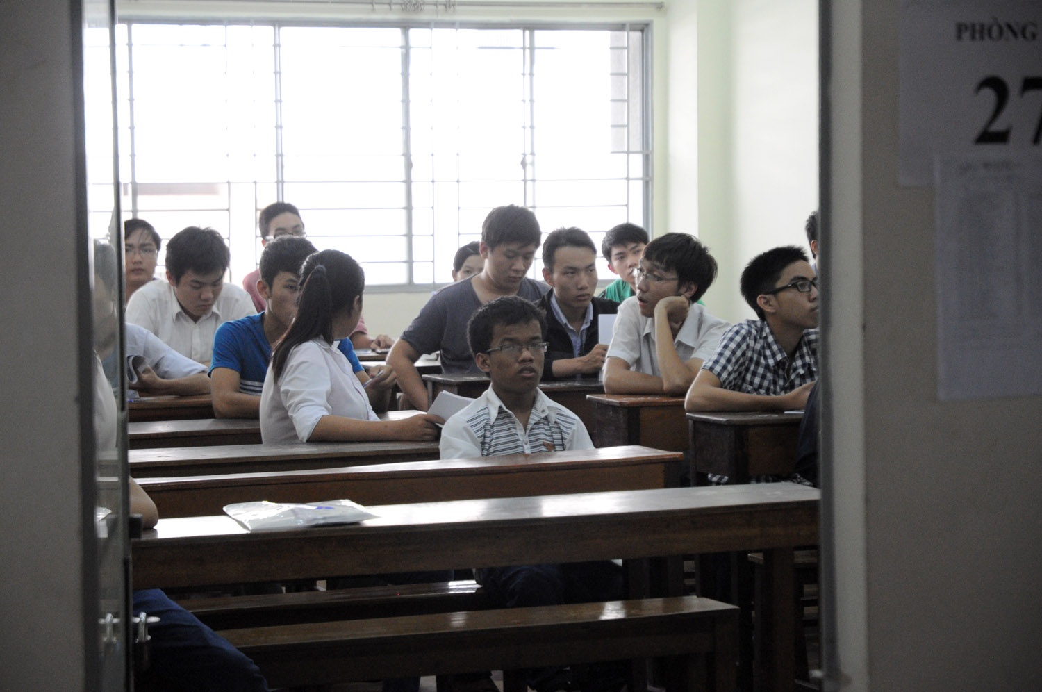 Kì thi đại học năm nay, Lôi đăng ký thi vào khoa CNTT trường đại học Sư Phạm TP.HCM. Sáng nay 9/7 Lôi có mặt tại điểm thi trường ĐHSP cơ sở Lê Văn Sỹ, Q3 để làm các thủ tục thi. 