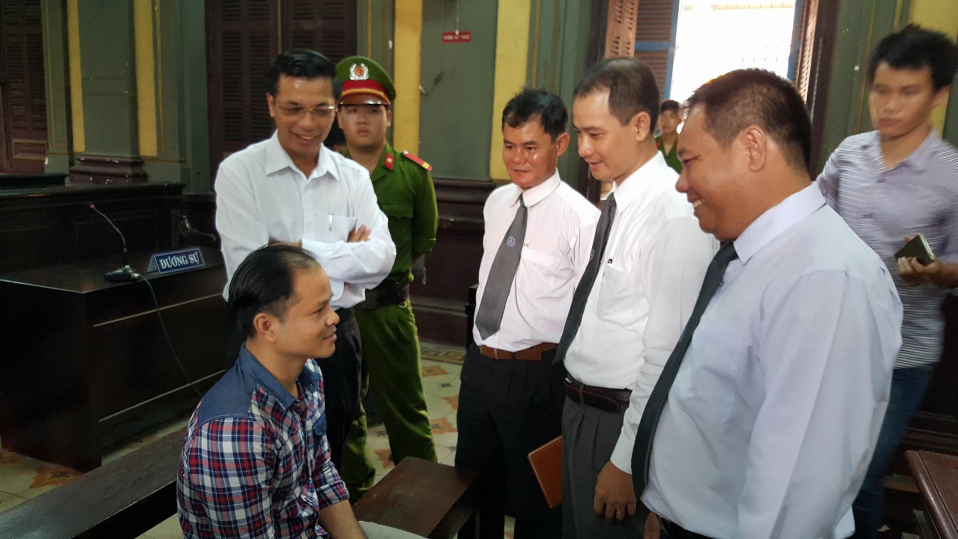 Con ruoi trong chai nuoc number 1 anh 1