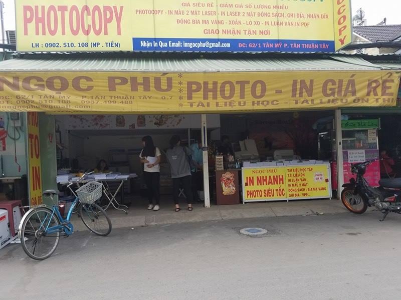 Sinh vien su dung tai lieu photo anh 1