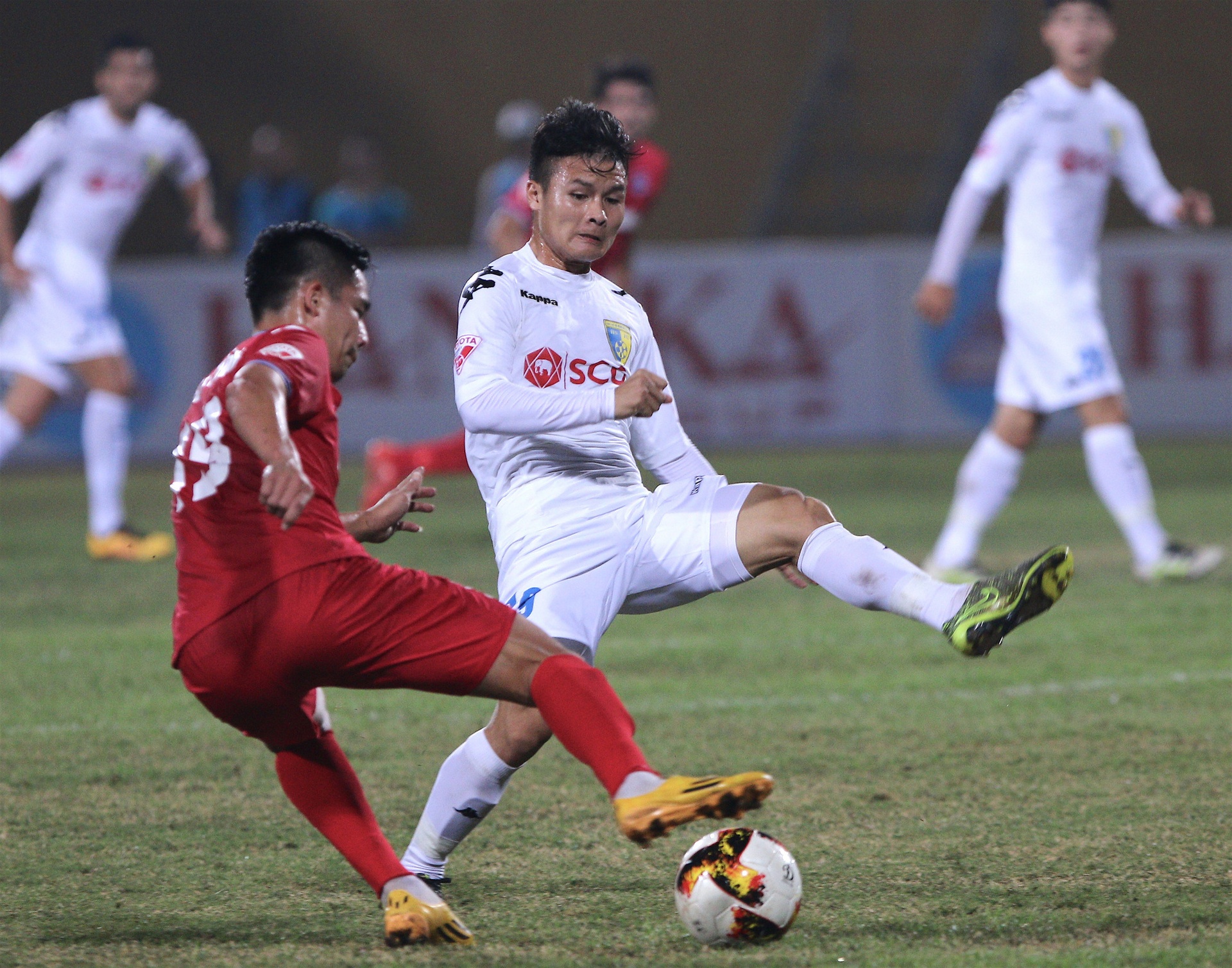 Quang Hai lap sieu pham V.League, anh 1