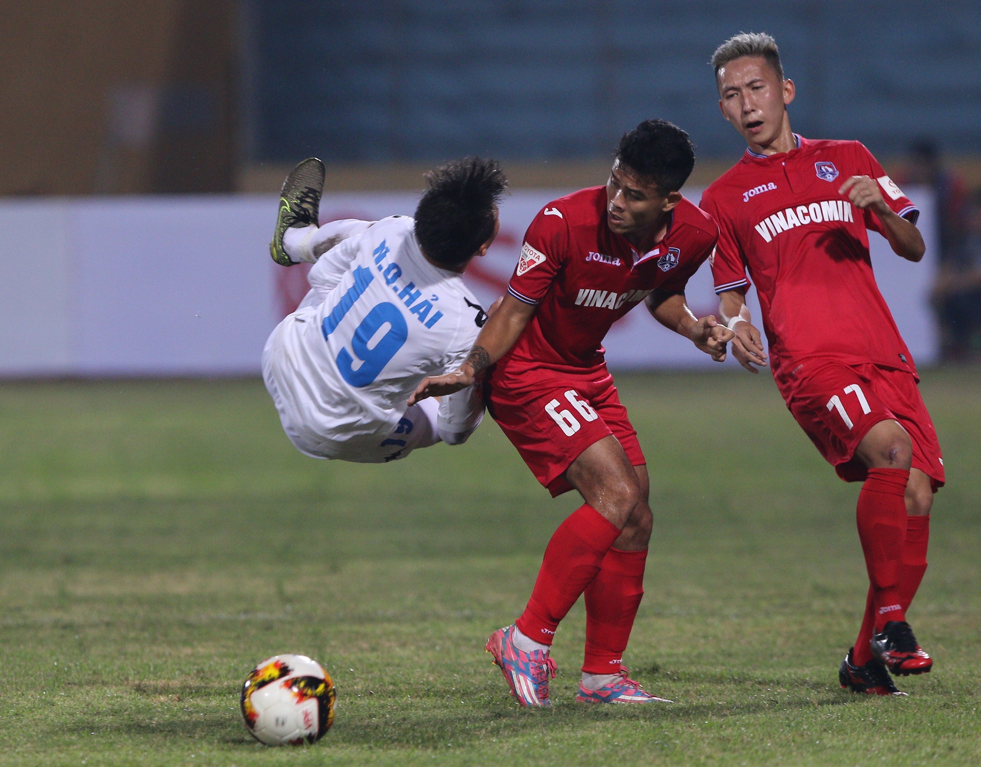 Quang Hai lap sieu pham V.League, anh 2