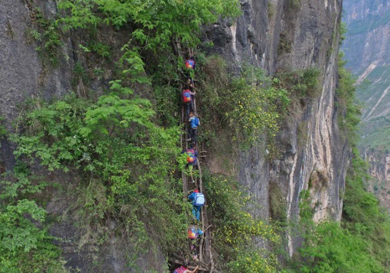 hoc sinh leo vach nui den truong anh 1