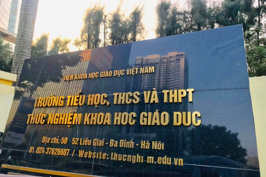 co au trung trong khay com cua hoc sinh truong Thuc nghiem anh 1
