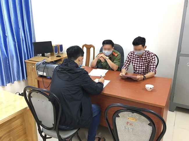 Hoc sinh lop 10 lam gia van ban anh 1
