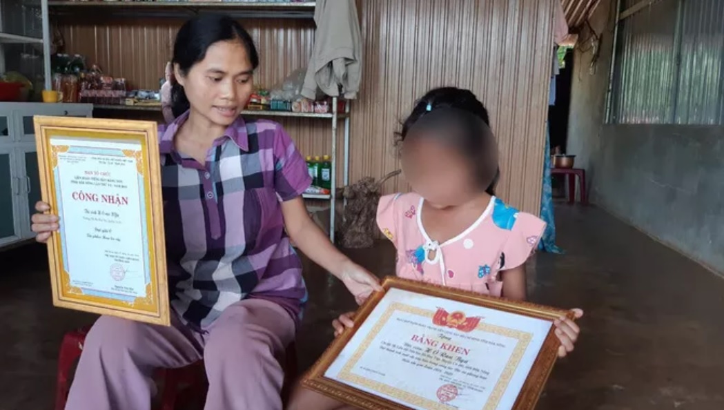 vu hoc tro ngheo bi truong giu hoc ba anh 1