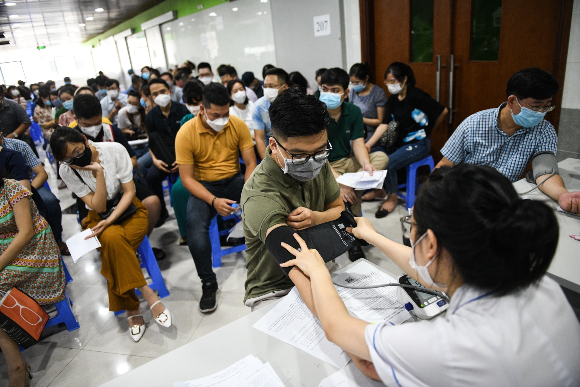 tiem vaccine covid-19 tai ha noi anh 1