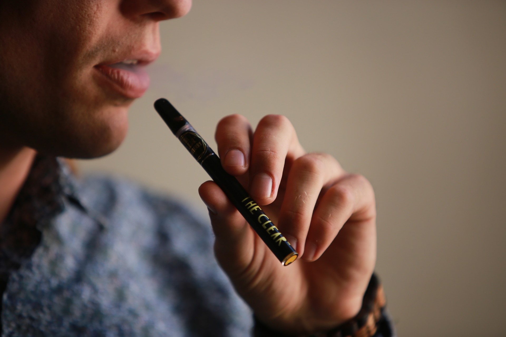 hoc sinh hut vape anh 1