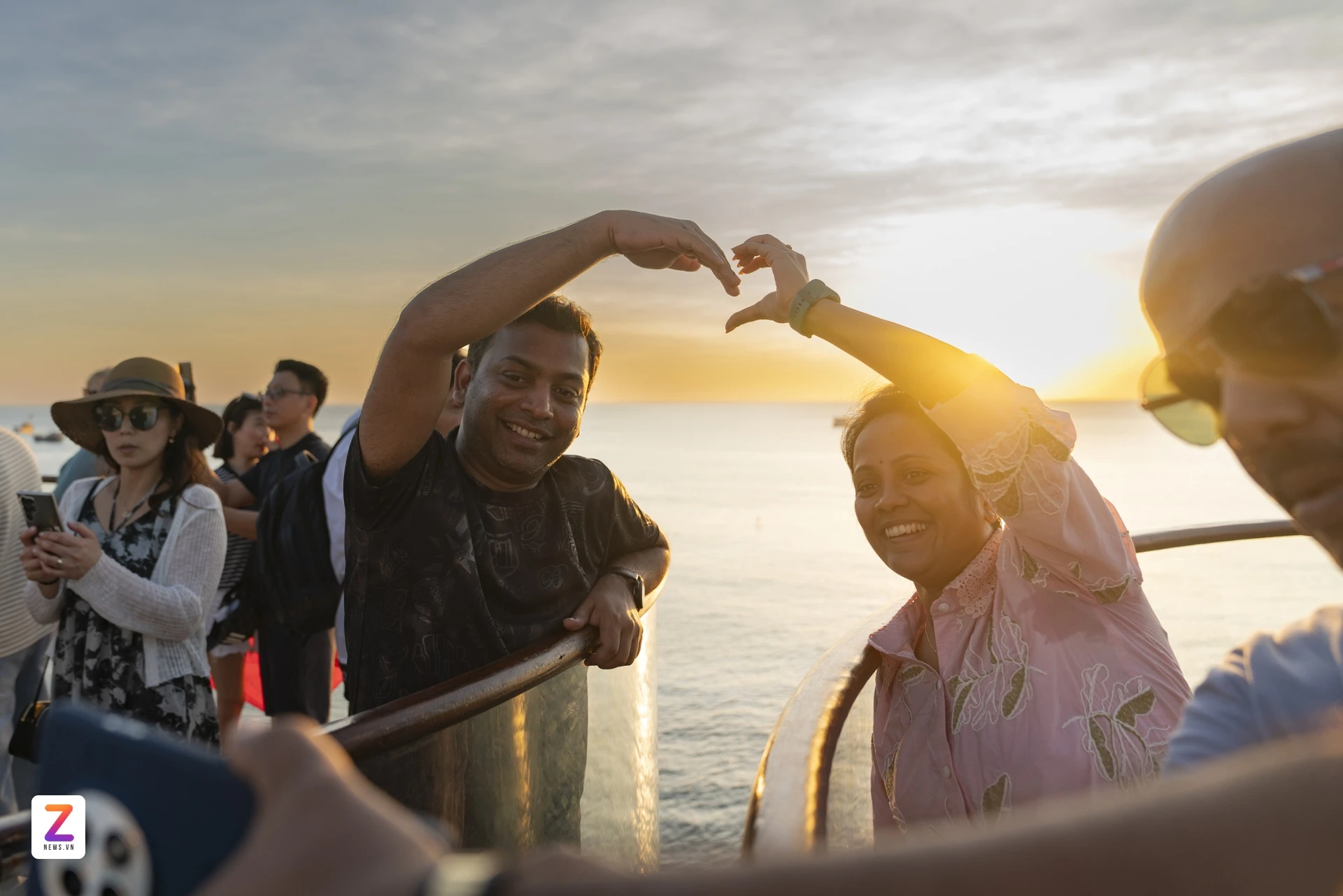Du khách Ấn Độ đón hoàng hôn tại cầu Hôn, Phú Quốc