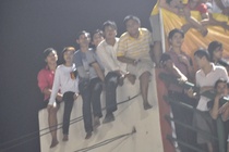 CDV Binh Duong 'dua voi tu than' de xem bong da hinh anh