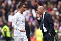 Ronaldo cuu Zidane trong ngay tham hoa cua tuyen giua hinh anh