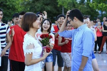 Co gai 9X bat ngo cau hon ban trai giua quang truong Vinh hinh anh