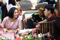 Ong do 9X dien trai hut khach den chup hinh tai Sai Gon hinh anh