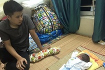 Gạt nỗi đau mất vợ, ông bố trẻ lặn lội xin sữa nuôi con