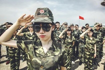 Teen Ninh Binh theo trao luu chup ky yeu 'Hau due mat troi' hinh anh