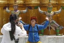 Trung Quoc ra tay chan chinh dan di du lich nuoc ngoai hinh anh