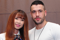 Khoi My phan khich khi chup anh cung Shayne Ward hinh anh