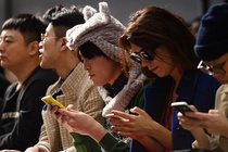 Chan quang cao va cuoc chien ngam giua Apple - Google hinh anh